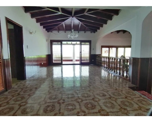 Imagen 7 de 9 de Casa Estilo Colonial Dividida En Cuatro Niveles, Habitación Principal Con Baño Y Vestier
