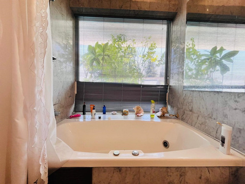 Casa En Venta De 8 Dorm. En Las Condes