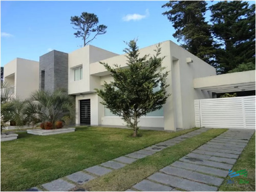 Vendo Casa De 4 Dormitorios Con Piscina En Barrio Privado, Playa Mansa, Punta Del Este