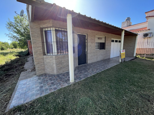 Vendo Casa Con Amplio Terreno En Herrera, Entre Ríos.