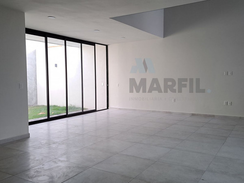 Venta De Residencia De 3 Recámaras, Al Norte De V. De A. Colima