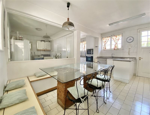 Casa En Venta De 6 Dorm. En Vitacura