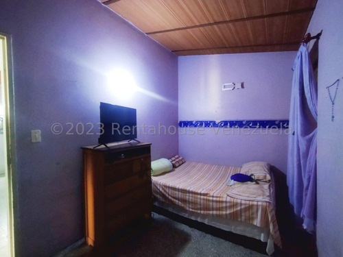 Amplia Casa En Venta Con Anexo Servicio De Internet Excelente Precio Los Samanes Maracay Estef 23-21298