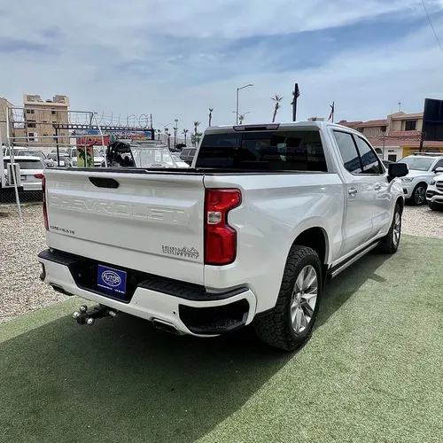 Chevrolet Cheyenne 4P Crew Cab 4x4 High Country TA
