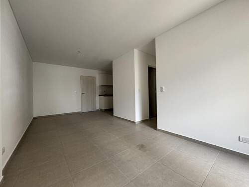 Oportunidad! Departamento De 2 Dormitorios Con Balcón