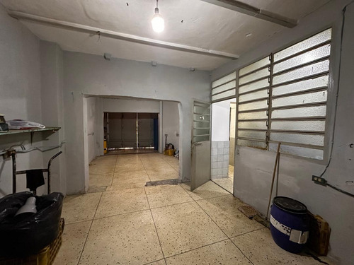 Catia. Edificio - Casa De Tres Niveles En Venta De 400m2