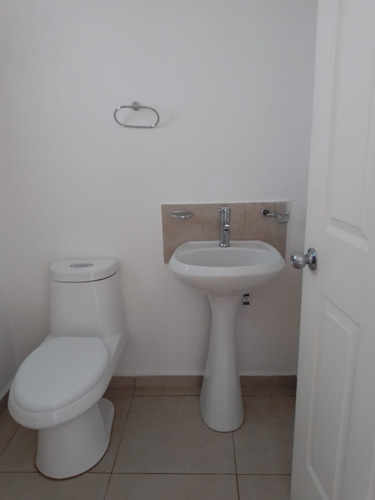 Haz De Esta Casa Tu Nuevo Hogar. Ubicada En Una Privada Con Vigilancia 24/7, Esta Propiedad Combina Funcionalidad, Amplitud Y Excelente Ubicación.