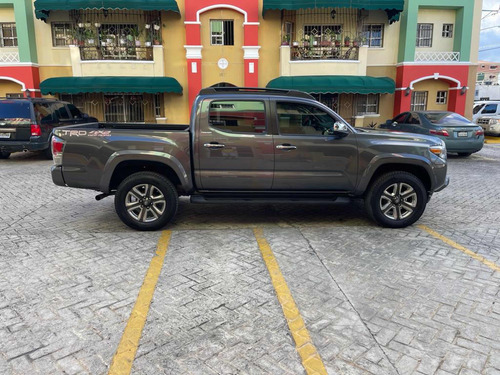 Imagen 8 de 15 de Toyota Tacoma Limited 4*2 Americana