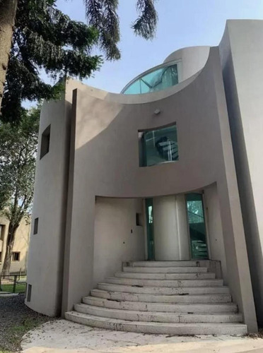 Casa En Venta - 4 Dormitorios 6 Baños - 1.530mts2 - Villa Udaondo