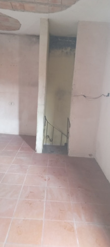 Terreno Com Uma Casa De 4 Cômodos E Um Sobrado De 3 Comodos
