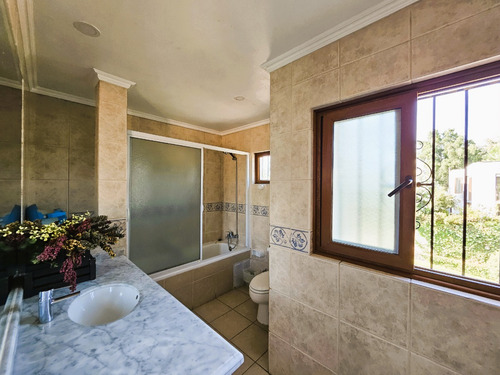 Arriendo Casa En Cond. Amoblada 5d6b Cam. Otoñal