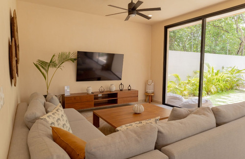 Villa De 4 Recamaras, Alberca Privada, Acabados De Lujo, Cuarto En Planta Baja, Pre-construccion En Venta Aldea Zama, Tulum.