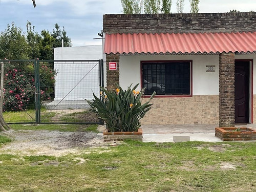 Imagen 12 de 15 de Casa De Dos Dormitorios Con Jardín, Barbacoa Y Techo Para Vehículo