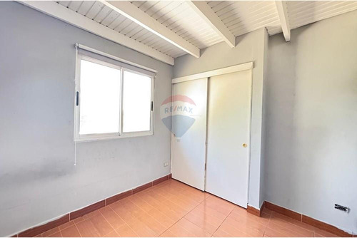 5 Dormitorios 3 Pisos Más Subterráneo Condominio