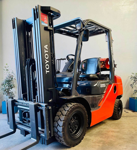 Autoelevador Toyota 2.5tn Triple/desplazador 2018