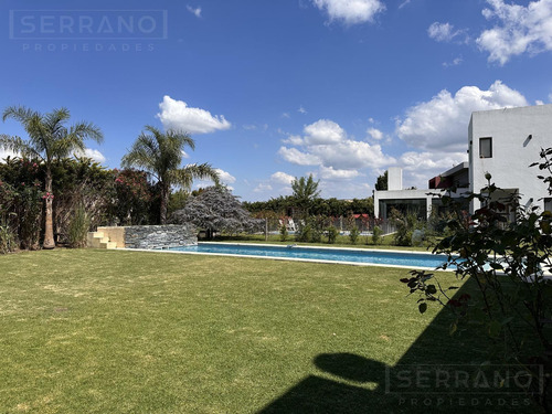 Casa En Alquiler Con Jardín Y Pileta Y En Haras Santa María, Loma Verde