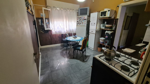 En Venta En El Palomar, En Planta Baja Hermosa Propiedad De 4 Ambientes Con 2 Baños, Living Comedor; Cocina Comedor; Tres Dormitorios Garage Y Fondo. F: 8498