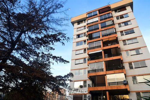 Depto. En Venta 2 Dorm Y Servicios / Vitacura / 2 Estac.