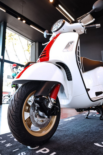 Imagen 11 de 18 de Vespa Gts Super 300 Racing Sixties Disponible Ya
