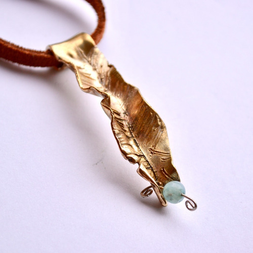 Imagen 1 de 4 de Collar De Hoja En Bronce, Piedra Onix Cielo Y Cuero, Cod1