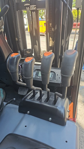 Montacargas Doosan Triple Mastil Con Aditamento Giratorio