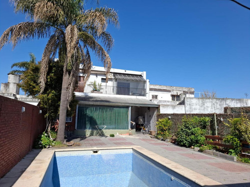 Casa En Venta - 4 Dormitorios 4 Baños - Cochera - 300mts2 - Ituzaingó