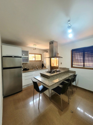 Cómoda Casa De Uso Residencial O Comercial, En Plena Av. Bolívar De Lechería