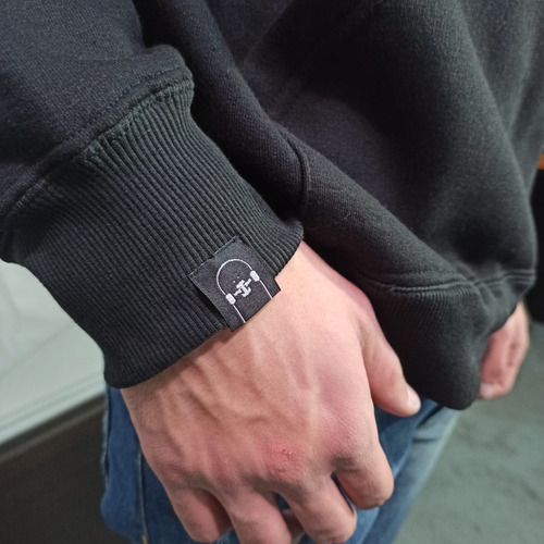 Imagen 4 de 7 de Buzo Canguro Capucha Negro De Frisa Hoddie No Name