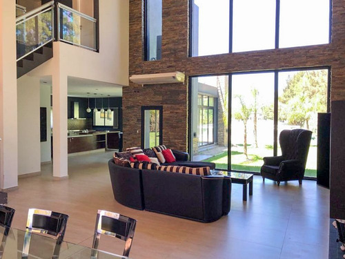 Imagen 4 de 16 de Venta De Casa En Dos Plantas, El Lauquen Canning