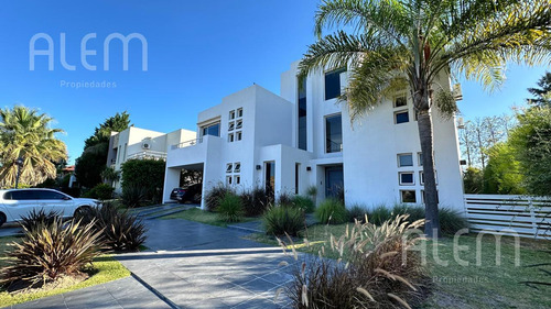 Casa En Venta En Malibu Canning