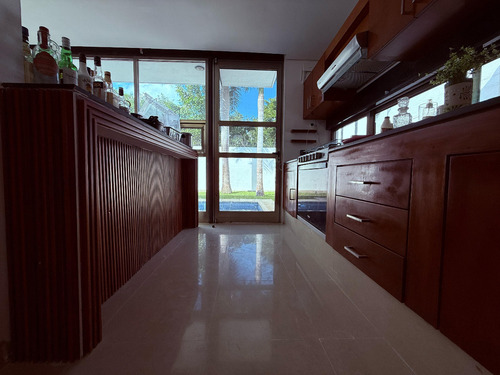 Exclusiva Residencia Moderna Con Alberca Y Amplios Espacios | Diseño Minimalista