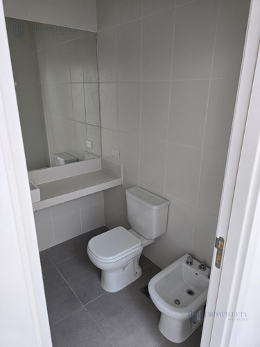 Townhouse En Venta De 3 Ambientes Con Galeria Y Jardin Privado En Oliden Joven