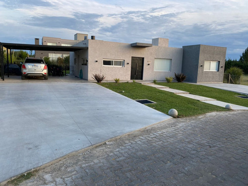 Moderna Casa En Una Planta Con Cochera Para Dos Autos