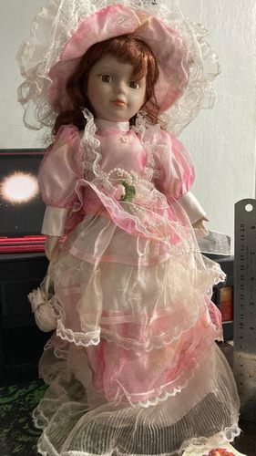 Muñeca De Porcelana En Soporte Vestido Largo Rosa