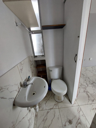 Habitación Amoblada Con Baño Compartido Con Otra Habitación