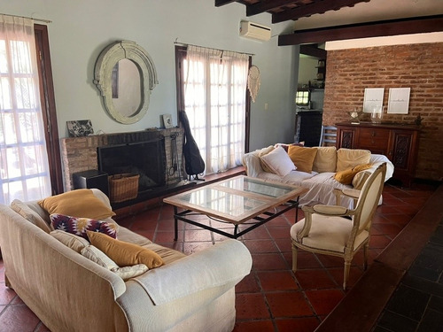 Casa Quinta, Alquiler Temporario. Excelente Ubicación, Seguridad, Arboleda De 100 Años Y Muy Bien Amoblada.