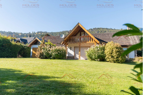 Imponente Casa Con Hermoso Jardin A Una Cuadra Del Lago !!