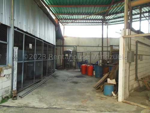 Edificio Industrial Con Mucho Potencial En Venta En La Yaguara Smb 24-10718 Yy