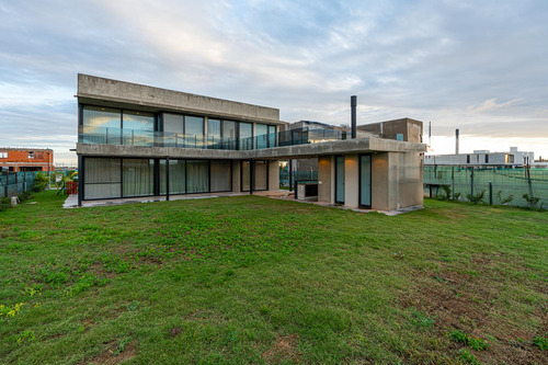 Casa Cuatro Dormitorios Country Vida Funes