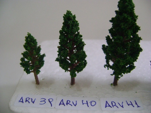 Imagen 6 de 6 de Nico 10 Pinos De 4,8 Cms Alto Plastico Y Esponja H0 (arv 40)