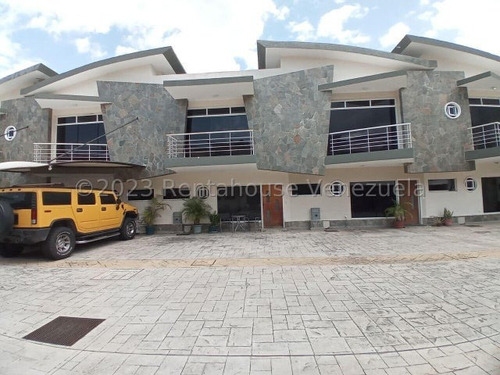 Cliff Livingston Asesor Inmobiliario Rent-a-house Vende Hermosa Y Arquitectonico Townhouse. Ubicada En El Municipio Naguanagua Cod: 23-30388