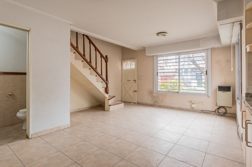 Imagen 3 de 30 de Venta De Casa Tipo Duplex De 3 Ambientes Con Cochera. En Banfield Este.