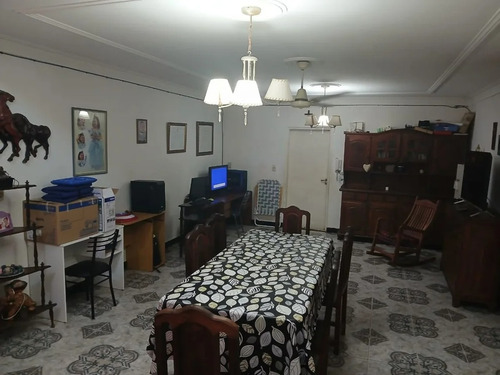Excelente Casa Familiar Con Gran Patio Y Pileta