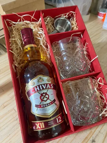 Kit Whisky Chivas Regal 12 Anos 750ml + 2 Copos + Dosador