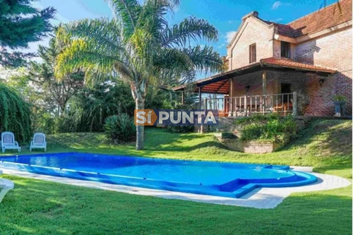 Imagen 1 de 18 de Venta De Casa De 4 Dormitorios En Barrio Super Tranquilo