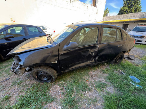 Chocado Renault Symbol En Marcha Al Dia Para Transferir