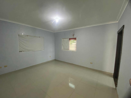Casa Ubicada En El Residencial Las Orquídeas, La Romana