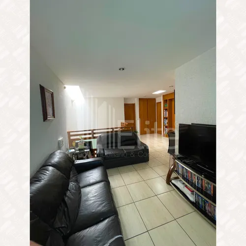 Casa En Venta Con Amplio Jardin En Cumbres Del Lago