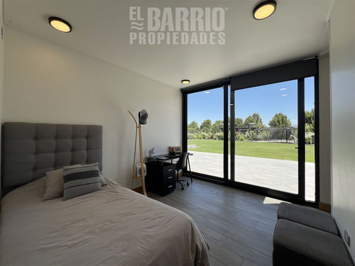 Casa En Venta De 5 Dorm. En Las Brisas De Chicureo