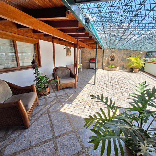 Vendo Bello Apartamento Colinas De Bello Monte. 345 Mts2 Parte Alta. Duplex. Edificio De 3 Pisos. 4 Hab. 4 Puestos Est.